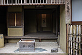 Der Kinkaku-ji, offiziell Rokuon-ji genannt, ist ein buddhistischer Zen-Tempel in Kyoto, Japan