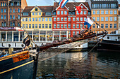 Bunte Fassade und alte Schiffe am Nyhavn-Kanal in Kopenhagen, Dänemark
