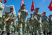 Bolivarische Miliz auf dem Vormarsch. Die Regierung von Nicolas Maduro versammelt sich in den Straßen von Caracas, um den 23. Januar in Venezuela zu feiern