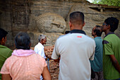 Besucher im Gal Vihara, auch bekannt als Gal Viharaya und ursprünglich als Uttararama, Felsentempel in der antiken Stadt Polonnaruwa, Sri Lanka