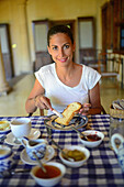 Junge attraktive Frau beim Frühstück im The Dutch House Hotel, Galle, Sri Lanka