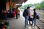 Menschen im Bahnhof, Sri Lanka