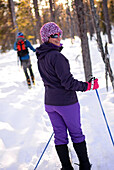 Junge Frau beim Altai-Skifahren im Skigebiet Pyha, Lappland, Finnland