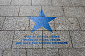 Ein Sternenpfad mit Sätzen aus dem Film Estrella Azul" über das Leben des lokalen Musikers Mauricio Aznar bedeckt den Paseo Independencia in Zaragoza, Wochen vor der Premiere".