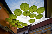 Regenschirme schmücken die Straßen von Szentendre, einer Stadt am Flussufer im Komitat Pest, Ungarn,