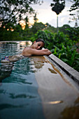 Junge attraktive Frau genießt ein Bad im Infinity-Swimmingpool des The Dutch House, Galle, Sri Lanka