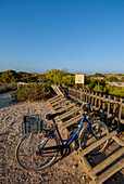 Fahrradparkplatz am Strand von Levante - Platja de Llevant -, Formentera