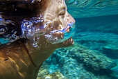 Frau unter Wasser am Strand von Mitjorn auf Formentera, Spanien