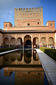 Hof der Myrten (Patio de los Arrayanes) in den Nasridenpalästen der Alhambra, einem Palast- und Festungskomplex in Granada, Andalusien, Spanien