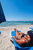 Attraktive junge Frau beim Sonnenbad auf Formentera, Balearische Inseln, Spanien