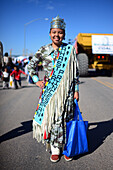 Bahast'lah Veteran Princess während der morgendlichen Parade auf der Navajo Nation Fair, einer weltbekannten Veranstaltung, bei der die Landwirtschaft, die Kunst und das Kunsthandwerk der Navajo präsentiert und das kulturelle Erbe der Navajo durch kulturelle Unterhaltung gefördert und bewahrt wird. Window Rock, Arizona