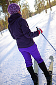 Junge Frau beim Altai-Skifahren im Skigebiet Pyh? in Lappland, Finnland
