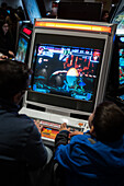 Retro Gamer 2023, eine Veranstaltung, bei der die Besucher an mehr als 100 originalen Arcade-Automaten, die großen Spielhallen nachempfunden sind, in die 80er Jahre versetzt werden, Zaragoza, Spanien