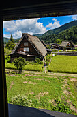 Shirakawa-go, traditionelles Dorf, das einen als gassho-zukuri bekannten Baustil zeigt, Präfektur Gifu, Japan