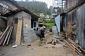 Zwei Männer arbeiten auf dem Bau, Nuwara Eliya, Sri Lanka