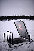 Tür im Schnee zum Winterbaden im Kakslauttanen Arctic Resort in Saariselka, Finnland