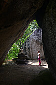 Junge Frau im buddhistischen Tempel Yatagala Raja Maha Viharaya, Unawatuna, Sri Lanka