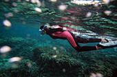 Junge Frau beim Schnorcheln in Ishigaki, Präfektur Okinawa, Japan