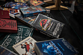 Retro Gamer 2023, eine Veranstaltung, bei der die Besucher an mehr als 100 originalen Arcade-Automaten, die großen Spielhallen nachempfunden sind, in die 80er Jahre versetzt werden, Zaragoza, Spanien