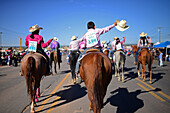 Morgenparade auf der Navajo Nation Fair, einer weltbekannten Veranstaltung, auf der die Landwirtschaft, die Kunst und das Kunsthandwerk der Navajo präsentiert und das kulturelle Erbe der Navajo durch kulturelle Unterhaltung gefördert und bewahrt wird. Window Rock, Arizona