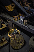 Ausstellung über Landwirtschaft und Werkzeuge für den Lebensunterhalt in Shirakawa-go, einem traditionellen Dorf, in dem ein als gassho-zukuri bekannter Baustil gezeigt wird, Präfektur Gifu, Japan