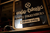 Busfenster der Linie von Galle nach Dikkumbura