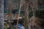 Junger Mann besucht den Naturpark Monasterio de Piedra, der sich um das Monasterio de Piedra (Steinkloster) in Nuevalos, Zaragoza, Spanien, erstreckt