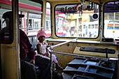 Junges Mädchen und Großvater in einem Bus, Nuwara Eliya, Sri Lanka