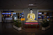 Buddha-Skulptur und Helpdesk in der Ankunftshalle des Flughafens Colombo, Sri Lanka