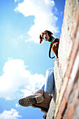 Brauner Hund mit Besitzerin am Mirador de San Nicolas (Aussichtspunkt San Nicolas) im Albaicin-Viertel, dem alten maurischen Viertel auf der anderen Seite des Flusses Darro gegenüber der Alhambra