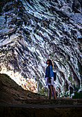 Junge Frau in den Höhlen von Artr (Coves díArtr) in der Gemeinde Capdepera, im Nordosten der Insel Mallorca, Spanien