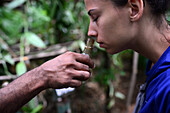 Junge Frau riecht Öl im Gewürzgarten, Sri Lanka