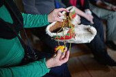 Traditionelle handgefertigte Schuhe aus Pelz, S?mi. Im Haus von Tuula Airamo, einer S?mi-Nachfahrin und Rentierzüchterin, am Muttus-See. Inari, Lappland, Finnland