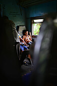 Kleiner Junge mit seiner Mutter im Zug, Sri Lanka