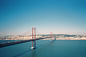Analogfotografie der Brücke Ponte 25 de Abril, Lissabon, Portugal