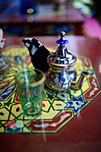 Teeglas und Dose auf dem Tisch eines Teehauses, Granada, Spanien