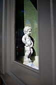 Nachbildung der beliebten Manneken-Pis-Skulptur in einem Restaurant. San Francisco, Kalifornien