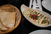 Hummus-Gericht im Restaurant Mosaico, Zaragoza, Spanien