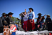 Morgenparade auf der Navajo Nation Fair, einer weltbekannten Veranstaltung, auf der die Landwirtschaft, die Kunst und das Kunsthandwerk der Navajo präsentiert und das kulturelle Erbe der Navajo durch kulturelle Unterhaltung gefördert und bewahrt wird. Window Rock, Arizona