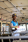 Ambulanter Lebensmittelverkäufer im Bus, Galle, Sri Lanka