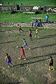 Straßenfußballspiel auf einem improvisierten Feld neben dem UNESCO-Weltkulturerbe Galle Fort, während des Binara-Vollmond-Poya-Tages