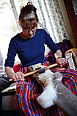 Traditionelles Kunsthandwerk der S?mi. Im Haus von Tuula Airamo, einer S?mi-Nachfahrin und Rentierzüchterin, am Muttus-See. Inari, Lappland, Finnland