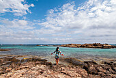 Junge attraktive Brünette beim Atmen an der Küste von Formentera, Balearen, Spanien