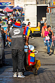 Ein Saftverkäufer trägt ein Hemd mit der Aufschrift "Uh Ah Chavez is not leaving out of love for Venezuela" zum Gedenken an den verstorbenen Präsidenten Hugo Chavez Frias auf einer Straße im beliebten Stadtteil Catia in Caracas, Venezuela