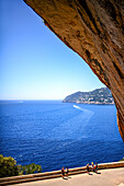 Blick auf das Mittelmeer von den Höhlen von Artr (Coves díArtr) in der Gemeinde Capdepera, im Nordosten der Insel Mallorca, Spanien