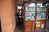 Zeitungsstand und Verkäufersilhouette im Bahnhof, Sri Lanka