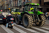 Hunderte von Traktoren blockieren mehrere Straßen in Aragonien und dringen in Zaragoza ein, um gegen EU-Verordnungen zu protestieren und mehr Hilfe von der Regierung zu fordern