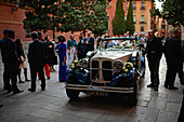 Klassisches Auto vor einer Kirche für eine Hochzeitsfeier, Granada, Spanien