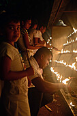 Menschen zünden Kerzen und Weihrauch als Opfergaben und Gebete im UNESCO-Weltkulturerbe Galle Fort an, während des Binara-Vollmond-Poya-Tages