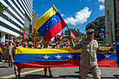 Bolivarische Miliz auf dem Vormarsch. Die Regierung von Nicolas Maduro versammelt sich in den Straßen von Caracas, um den 23. Januar in Venezuela zu feiern